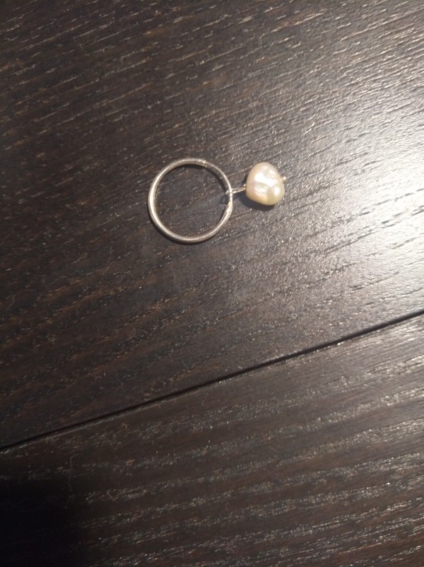 Petite boucle d'oreille argent et nacre, Paris 9ème Proche Rue