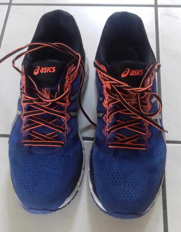 perdu paire de baskets asics