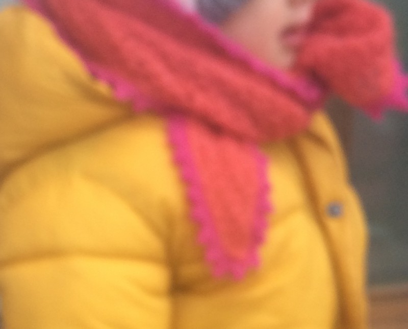 petit foulard enfant en laine crochet couleur mandarine avec liseré d'une autre couleur à proximité du centre courier