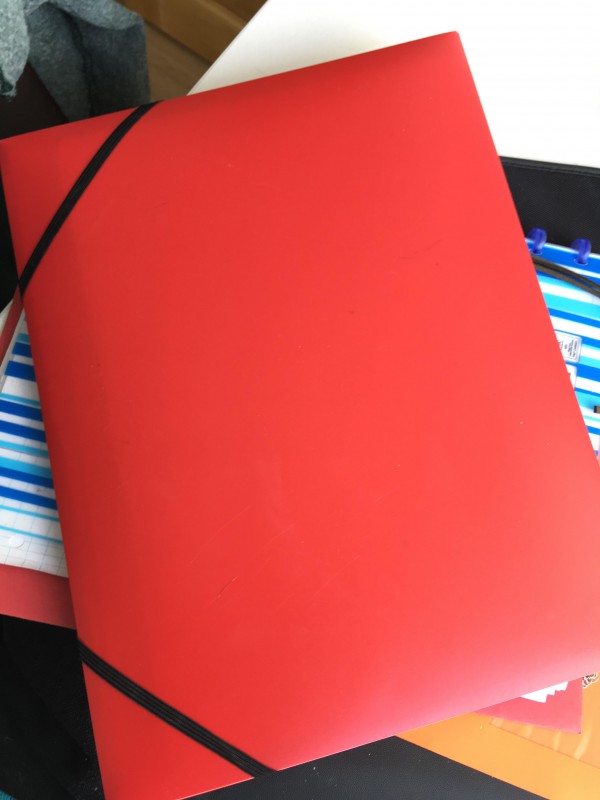 Perdu pochette rouge à la gare de maubeuge
