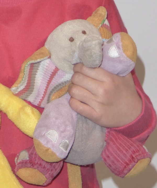 Doudou éléphant rose et rouge perdu centre ville nantes