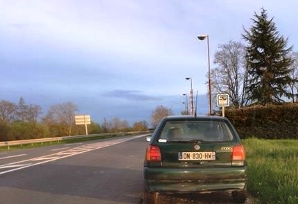 POLO DN830HW58 en stationnement sur le bord de la route depuis plus d'une semaine
