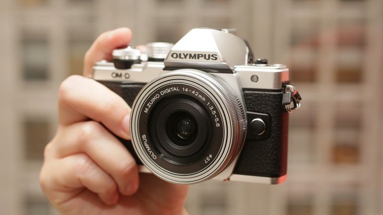 Perdu appareil photo Olympus OMD - EM10 mark II dans son étui devant l église de La Fresnais