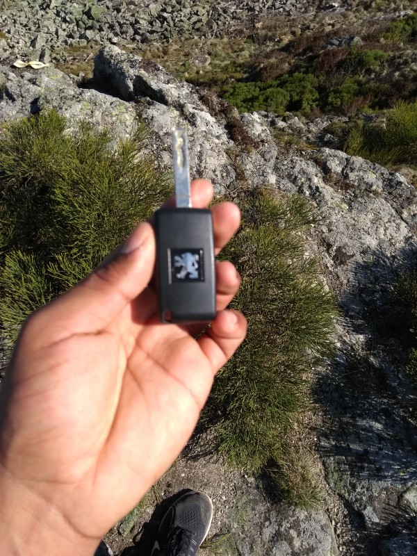 Clé de voiture peugeot trouvé aux Trois dents dans le Pilat