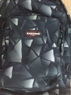 PERDU SAC EASTPACK NOIR AVEC DES MOTIFS TRIANGULAIRES BLANCS ET GRIS