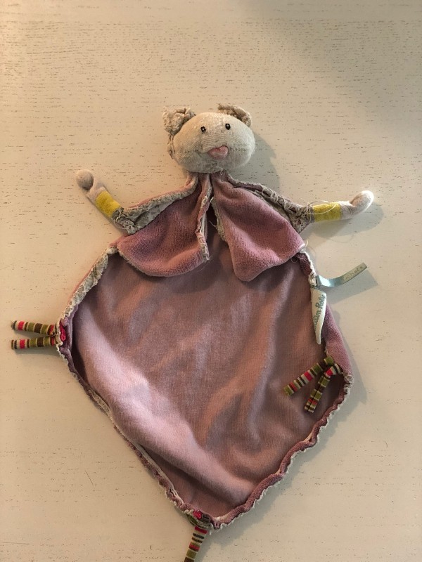 Perdu Doudou plat Moulin Roty petite tête de souris velour parme allée de la civelière