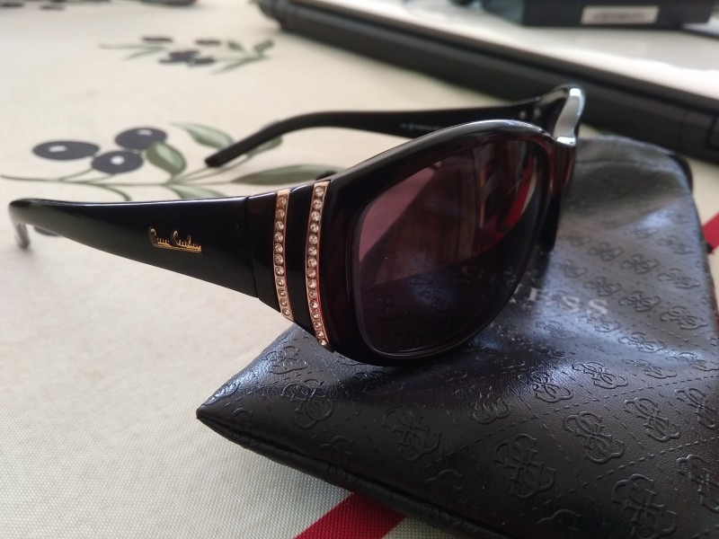 Paire de lunette de soleil noire (a verres correcteurs) PIERRE CARDIN