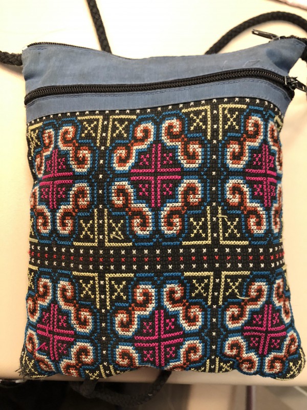 Sac en tissu bleu avec clés du parc tête d’or