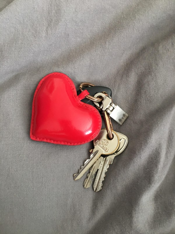 Perdu porte-clés à pompon noir et cœur rouge vif
