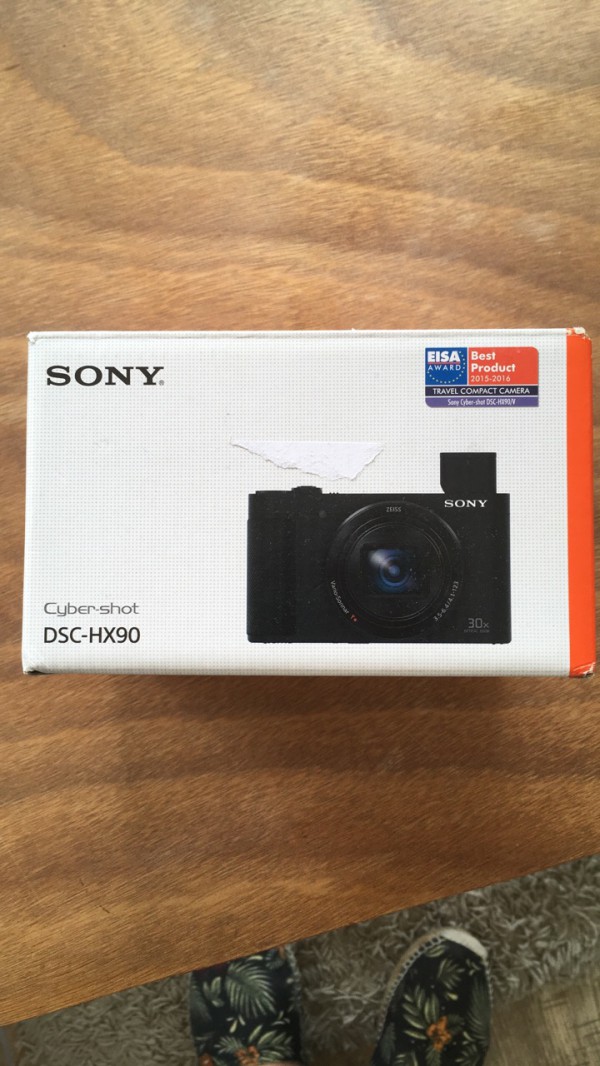 Perdu Appareil photo numérique Sony à Asnelles sur un banc face à la mer