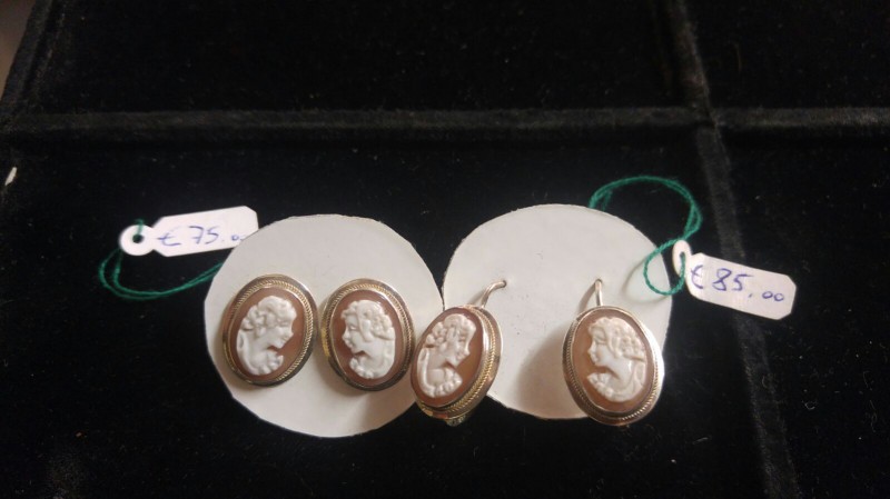 Boucles d'oreilles camée volées à Marseille