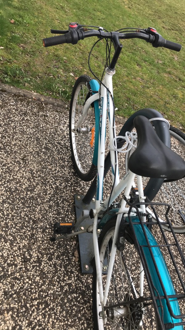 Vélo blanc et bleu perdu à Dijon