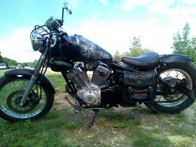 Sacoche de moto marron.