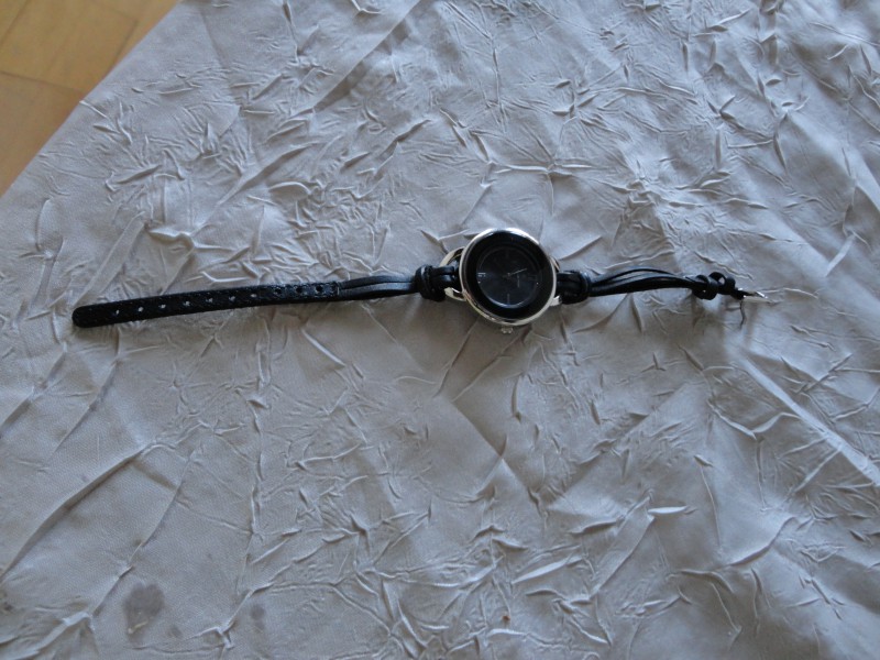 Montre à bracelet fin, noir, trouvée au Parc Micaud.
