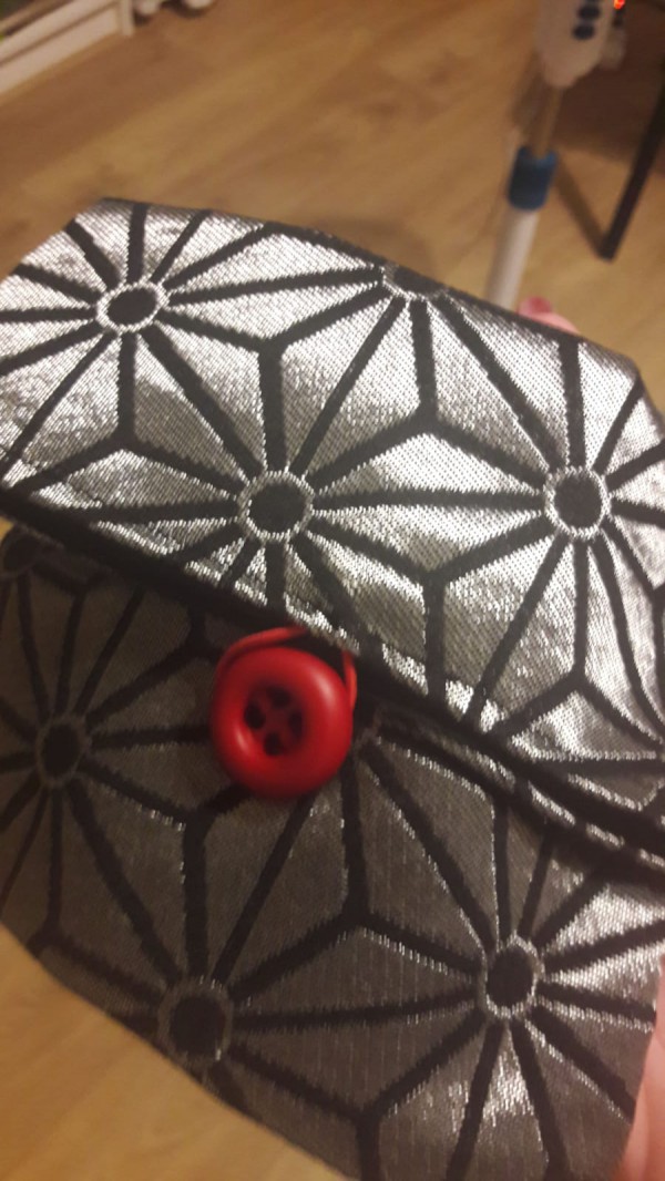 Une pochette noire et grise qui contient un disque dur externe