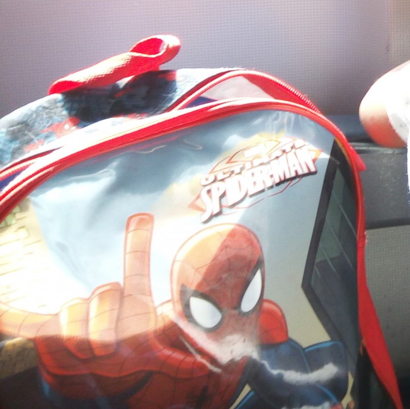 Perdu sac a dos spiderman contenait ces jouets préférés