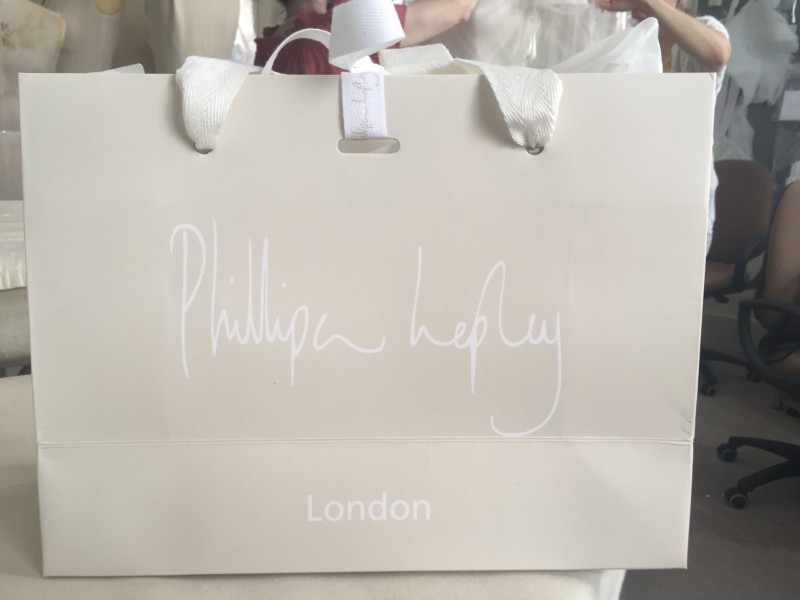 Petit sac en carton avec écrit « Phillipa Lepley » a l’interieur un gant en dentelle très précieux. Laisse sur le quai B de la gare de Marseille Saint Charles