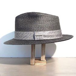 Chapeau gris argenté