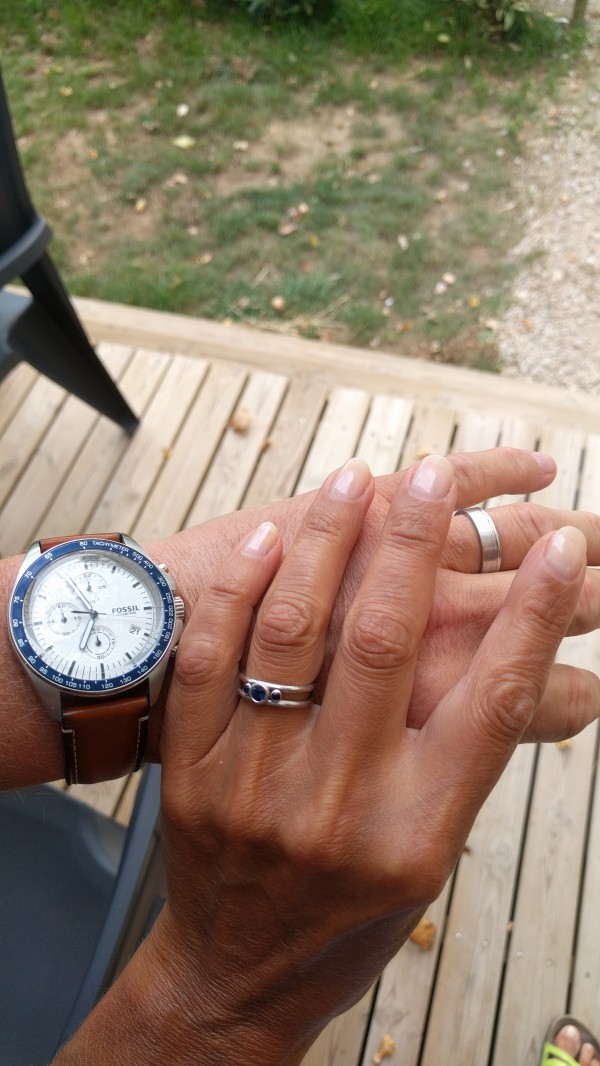 Alliance homme or blanc gravure et saphir
