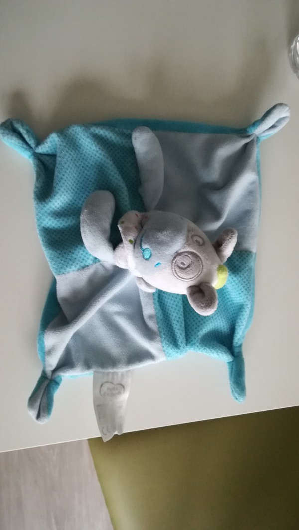 Doudou bleu vache et tétine jaune