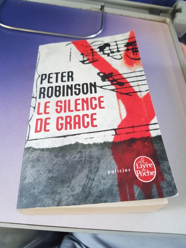 Livre de Péter Robinson : Le silence de Grace train montpellier/Lyon le 14 août 2018
