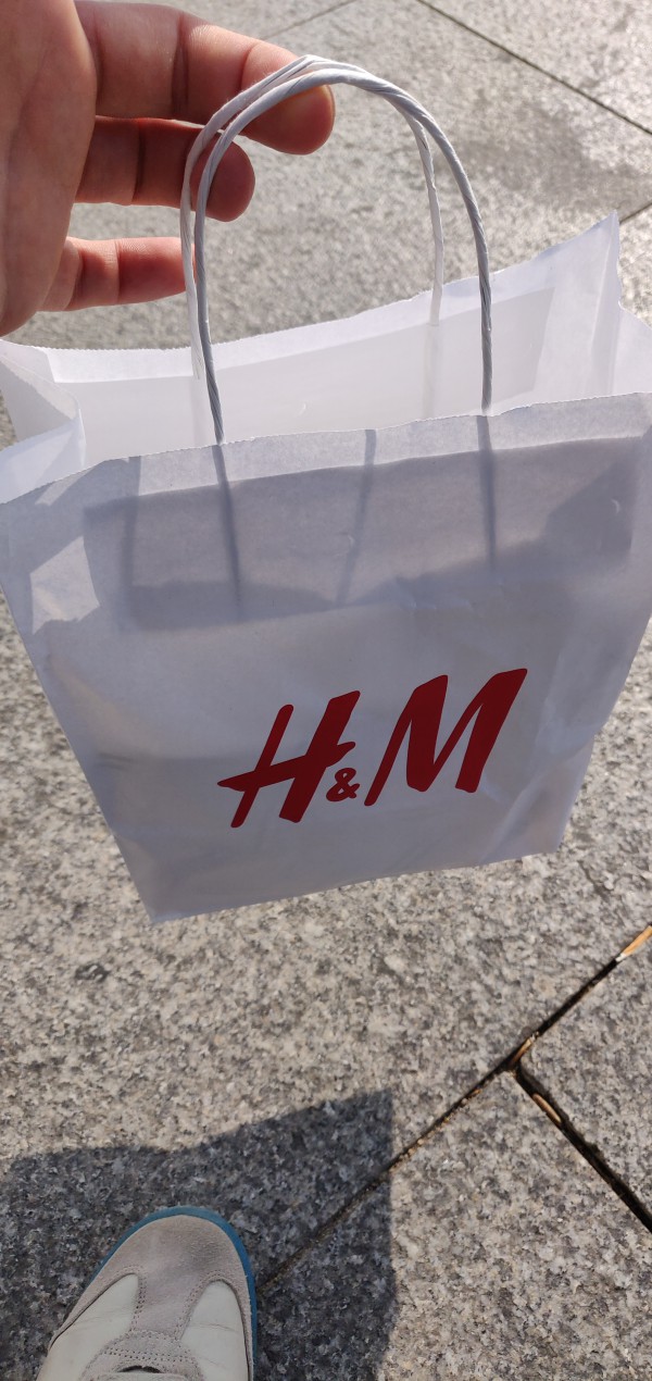 Chemisier h&m gare de St Denis tramway t8 17h 22/08