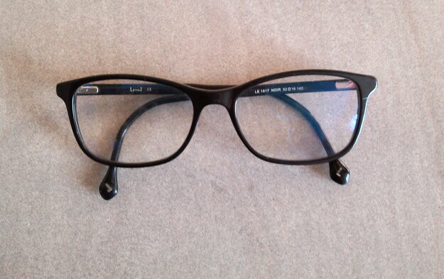 Une paire de lunettes et divers objets, rue Chomedey, Troyes