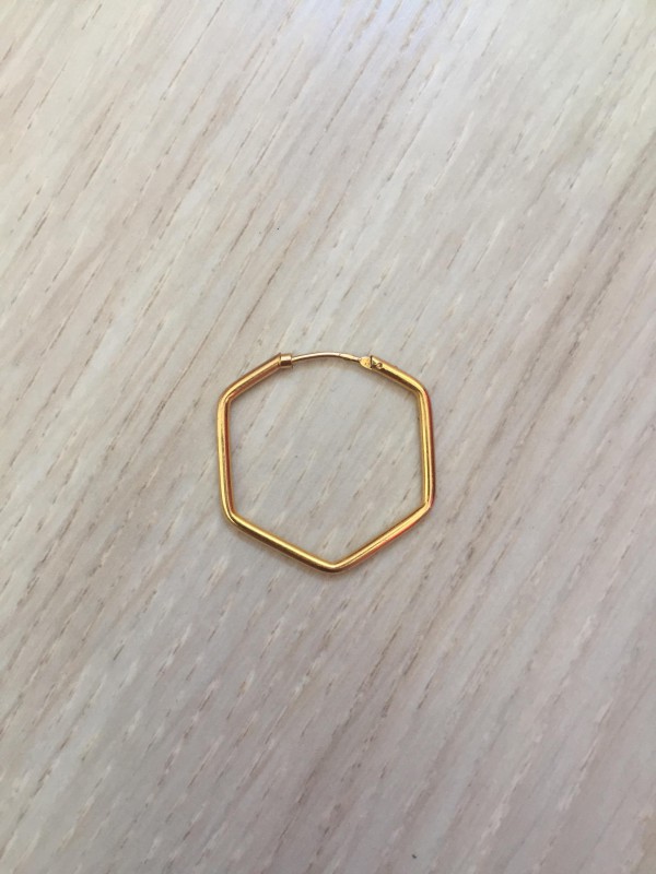 Boucle d’oreille en hexagone dorée