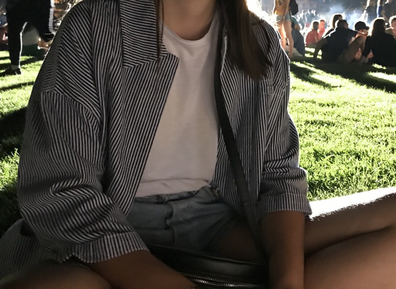 Veste bleue et blanche perdue