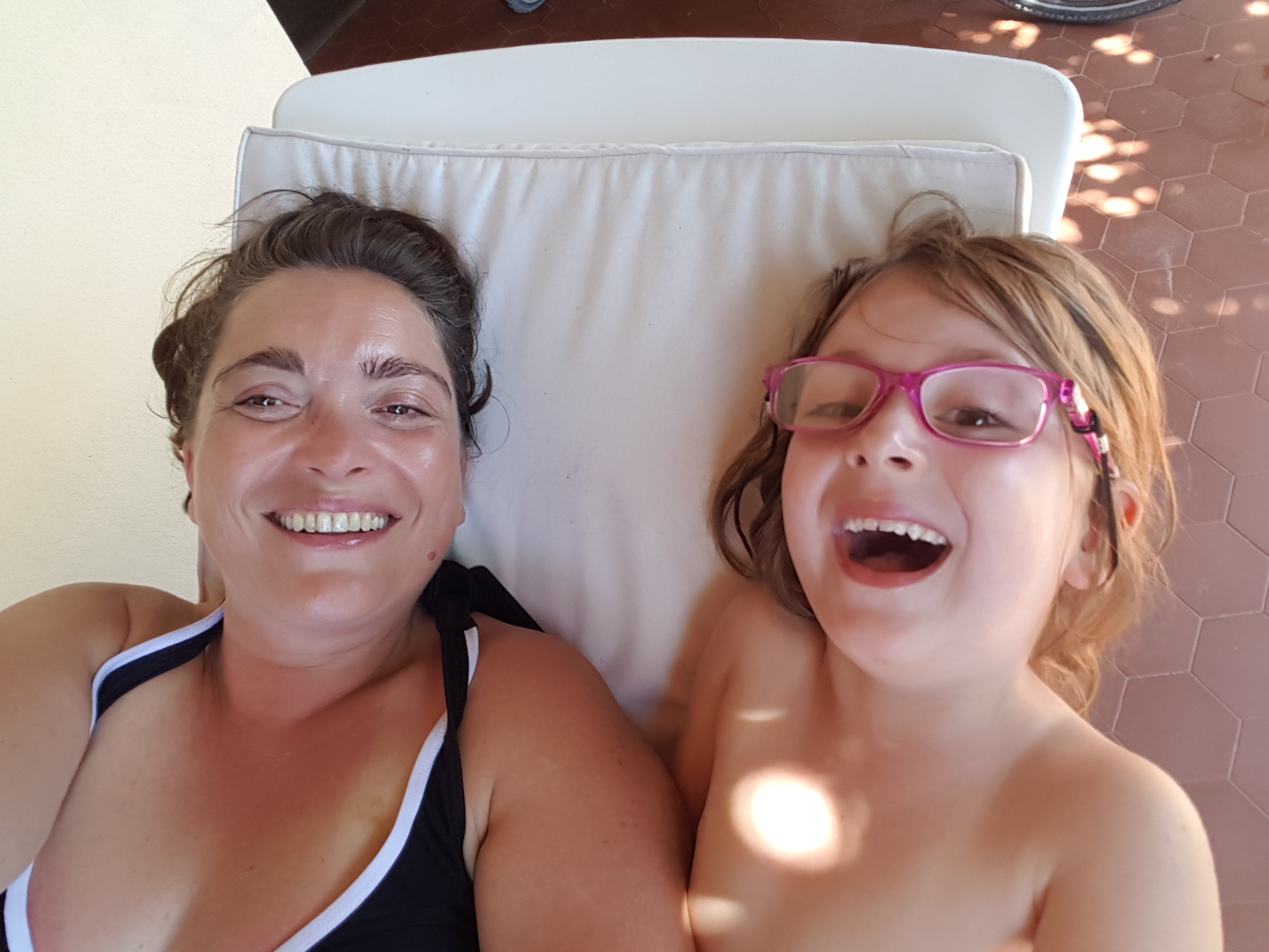 Lunettes de vue rose avec boitier noir inion faubourg 77 perdu plage des Sable d'oLonnes