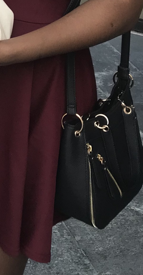 Sac en bandoulière dans le train de plaisir grignon