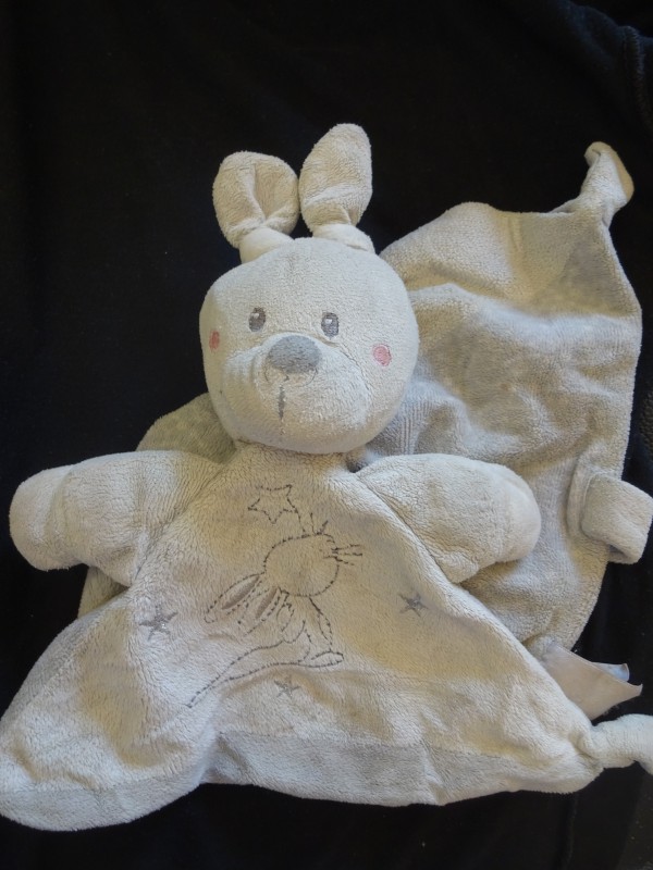 Doudou Lapin blanc et gris