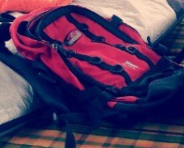 Vol d'un sac de sport gris avec vêtement et d'un sac à dos rouge