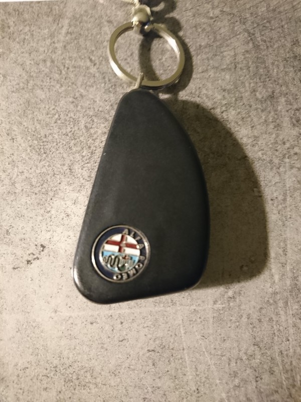 Clé de voiture Alfa Roméo avec un porte clé fleur en tissu mauve et une clé de sol argent