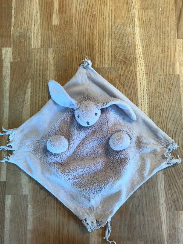 doudou lapin rose à pantins