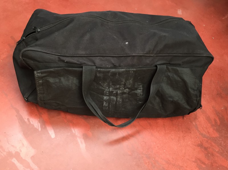 Sac de sport noir avec équipement boxe full contact rue de Ferin douai