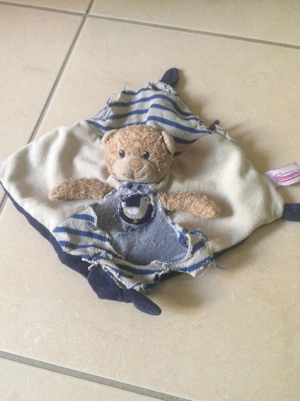 Doudou tête d’ours et corps en tissu bleu marine et rayé Avignon centre possible arrêt de bus navette des italiens