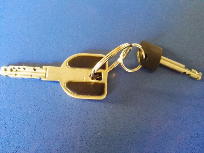 Clef de maison et vélo trouvée à bordeaux rue du jardin public