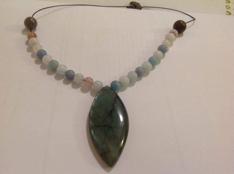 Perdu collier vert en pierre