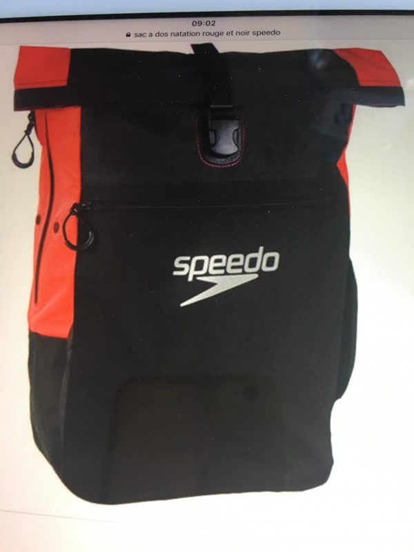 Sac sport natation rouge et noir avec équipement natation