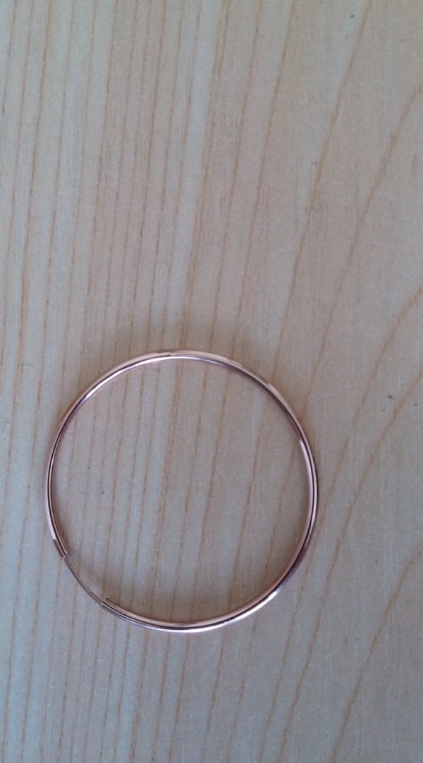 Perdu boucle d'oreille créole rose