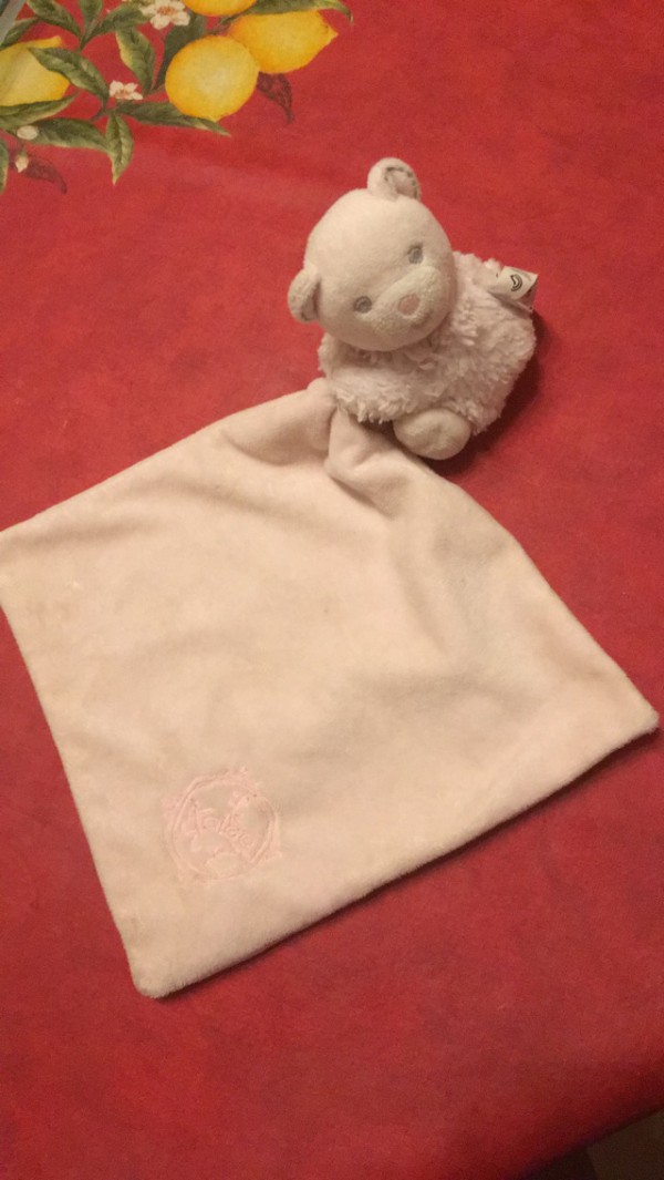 Trouvé doudou carré rose avec nounours