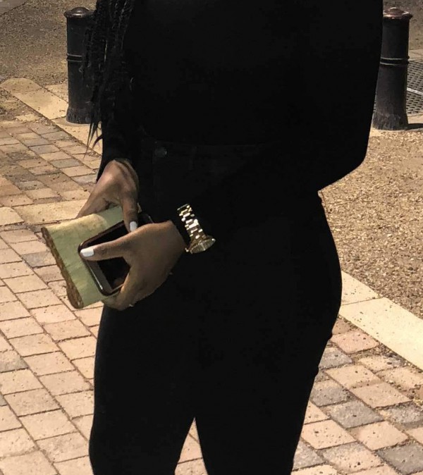 Perte d'une pochette beige ( dont clés avec un collier bleu)