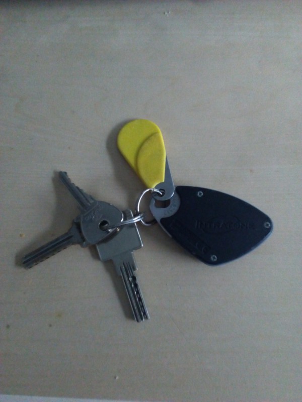 Trousseau de clés avec une balise jaune retrouvé sur la rue saint leon Nancy