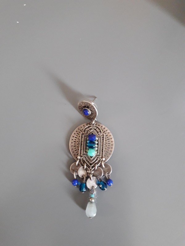 boucle d'oreille argentée et bleue