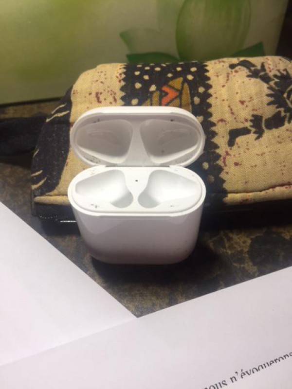 2 écouteurs airpods en dehors de leur étui