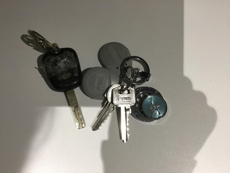 Clés habitation avec badge immeuble et clés voiture