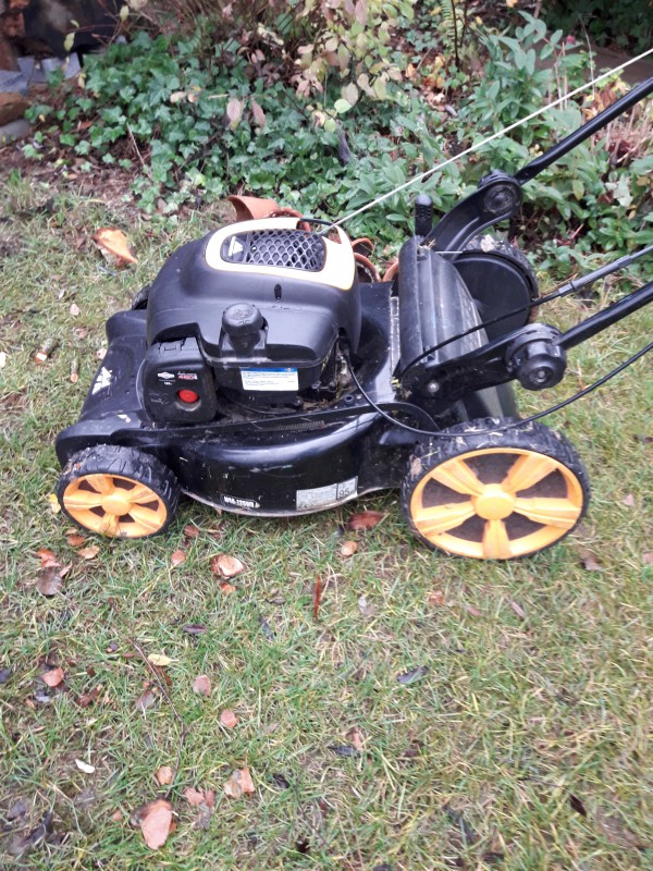 tondeuse a gazon thermique Briggs et Staton Husqvarna rue du 8 mai 45 59790 RONCHIN
