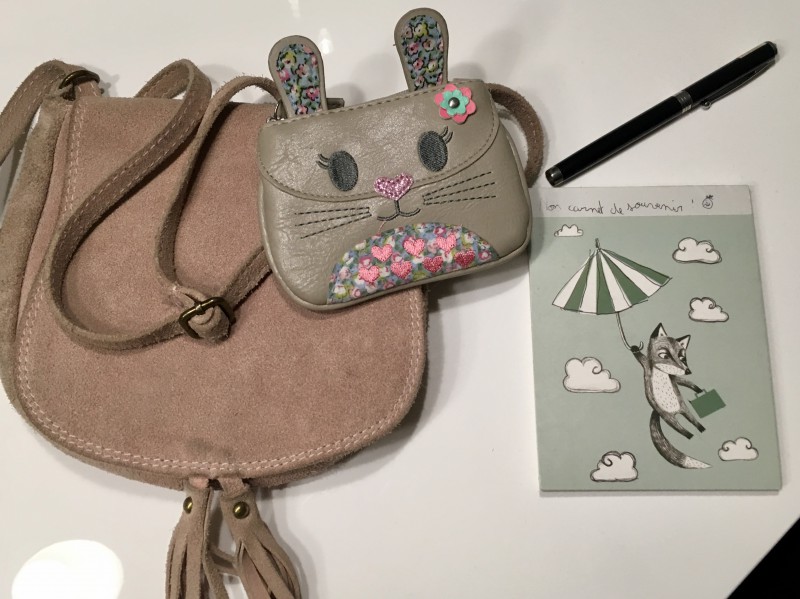 SAC A MAIN croûte de cuir rose ENFANT TROUVE Crs de l'intendance BORDEAUX