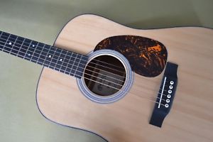 guitare martins volee modele D1 pour gaucher bois clair il y avait aussi un etuit rigide avec l'objet a été acheter en 2010 facture a l'appuis ..recompense